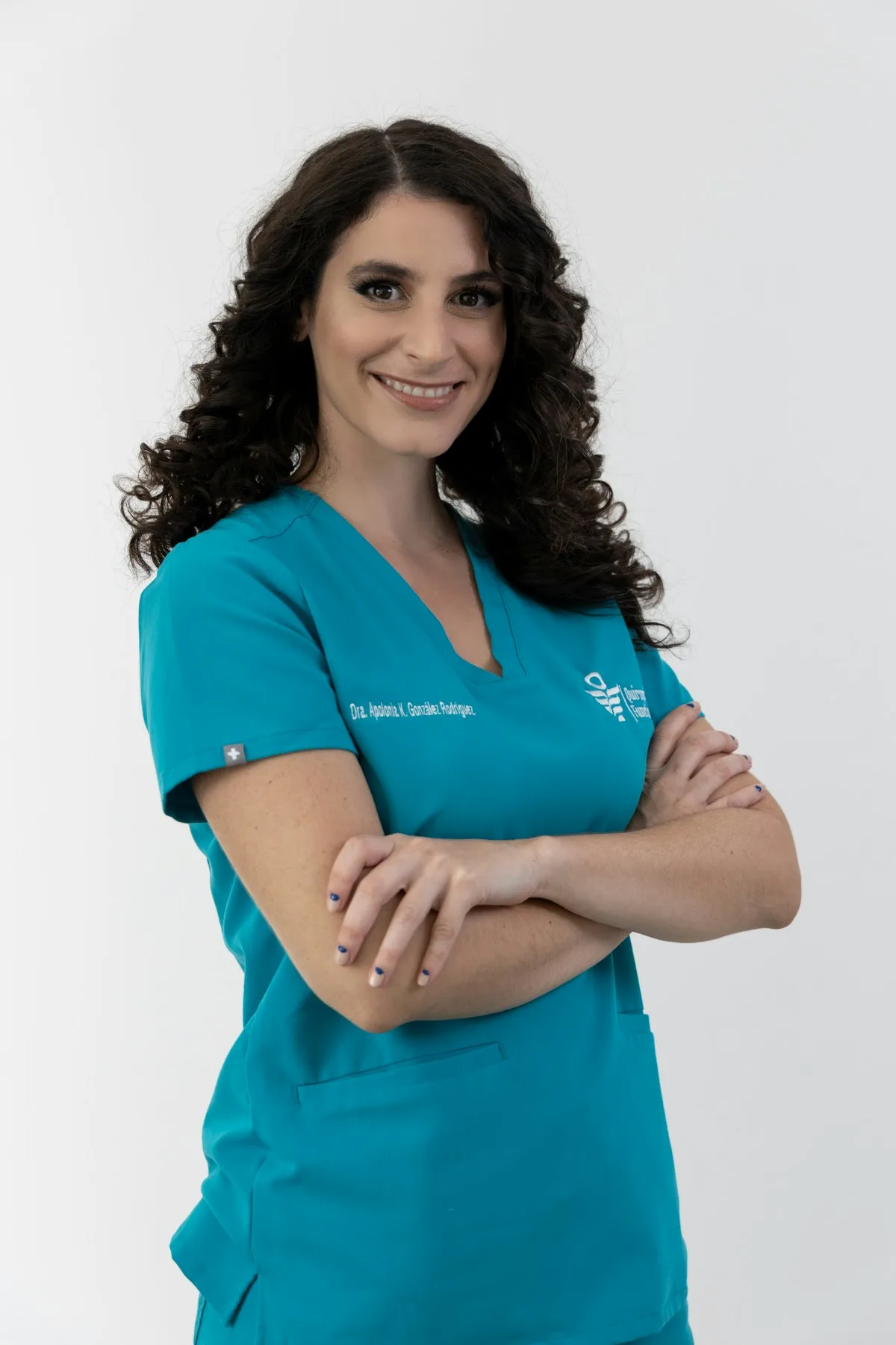 Niño sonriendo en consulta dental de odontopediatría en Smile Care